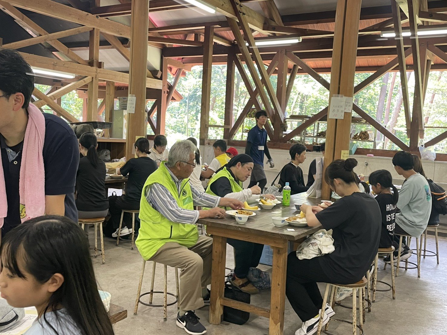 和やかな雰囲気の中、食事のひとときです。