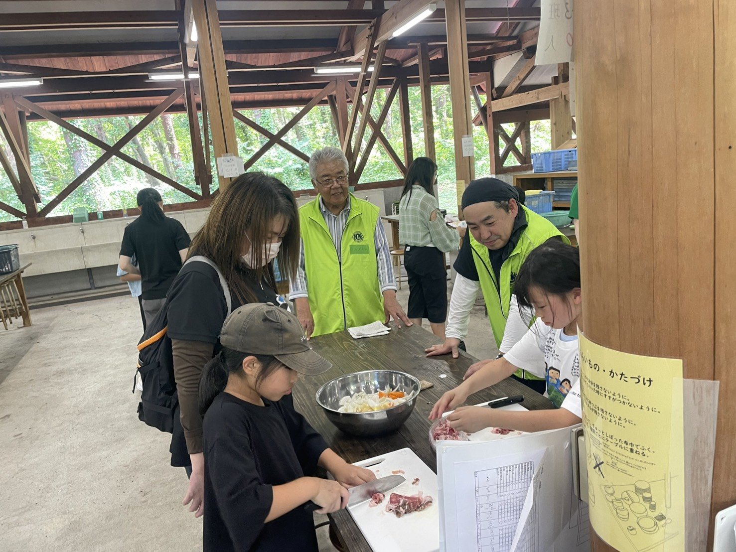 子どもたちの笑顔が輝く、楽しい交流の時間です。
